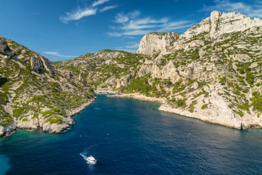 Fransa 'nın güneyindeki Marsilya yakınlarındaki Akdeniz kıyısındaki Calanque de Morgiou' nun hava manzarası. Calanques Ulusal Parkı 'nın bir parçası, bu cennet gibi yer mükemmel bir yaz seyahati yeri.