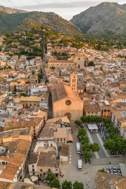 İspanya 'nın Balearic Adaları, Mallorca' da gün doğumunda Pollensa kentinin hava manzarası. Santa Maria de Pollenca Kilisesi, Esglesia de Monti-Sion ve Mayorka adasının diğer tarihi binaları..