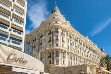 Cannes, Fransa - 21 Eylül 2024: Cannes, Fransız Riviera, Cote dAzur 'daki La Croisette bulvarındaki lüks butik dükkanının Cartier logosu