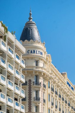 Cannes, Fransa - 21 Eylül 2024: Cannes, Cote dAzur, Fransa 'daki Kıtalararası Carlton Oteli. 1911 'de yapılmış lüks bir otel..