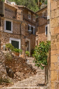 Soller, Mallorca, Balearic Adaları, İspanya 'nın büyüleyici kasabasında çiçek saksılarıyla süslenmiş resim gibi dar bir sokak.