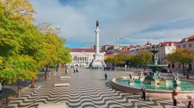 Lizbon, Portekiz - 10 Mart 2025: Rossio Meydanı 'nın havadan görünüşü ve Lisboa' daki Dom Pedro IV anıtı, ilkbahar zamanı pitoresk bir kentsel manzara gösteriyor.