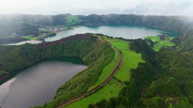 Portekiz, Azores, Sao Miguel adasındaki dev bir volkan kalderasında bulunan güzel Lagoa das Sete Cidades gölünün hava manzarası ikonik bir doğal manzarayı gösteriyor..