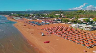 Vieste, İtalya - 3 Eylül 2025: Akdeniz kıyısındaki popüler tatil beldesi Puglia, İtalya 'da güneşli bir günde Vieste Ortaçağ kasabasının havadan görünüşü