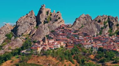 Potenza, Basilicata, İtalya 'daki Castelmezzano köyünün hava manzarası, tarihi taş evleri ve dramatik kayalık manzarası olan Dolomiti Lucane dağlarının arasına kurulmuş pitoresk bir yerleşim yeri..