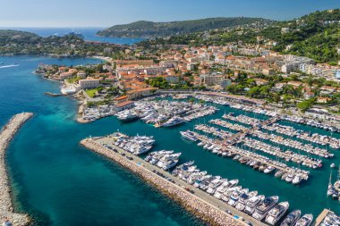 Nice ve Monako arasındaki Fransız Riviera kıyı şeridinde Beaulieu-sur-Mer 'in havadan görünüşü. Lüks villalar ve tarihi binalar Fransa 'nın güzel Akdeniz kıyıları boyunca uzanır.