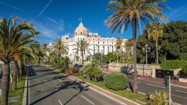 Nice, Fransa - 25 Eylül 2024: Nice, Fransa 'daki muhteşem gezinti güvertesi manzarası. Arka planda lüks otel Negresco. Fransa 'daki güzel Cote dAzur' da güzel bir yaz sahnesi