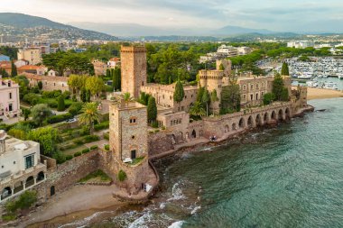 Mandelieu-la-Napoule 'deki Chateau de La Napoule' un havadan görünüşü, Cote dAzur, Güney Fransa. Günbatımında Fransız Rivierasında tarihi şato