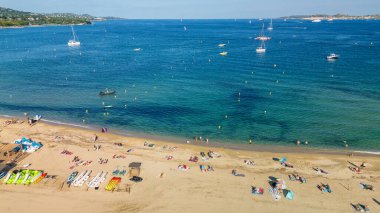 Fransa 'nın güneydoğusundaki Port Grimaud plajı, Provence Alpes Cote dAzur bölgesi hava manzaralı. Fransız Rivierası 'ndaki güzel marina. Grimaud Limanı 'ndaki renkli evler ve tekneler