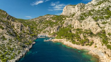 Fransa 'nın güneyindeki Marsilya yakınlarındaki Akdeniz kıyısındaki Calanque de Morgiou' nun hava manzarası. Calanques Ulusal Parkı 'nın bir parçası, bu cennet gibi yer mükemmel bir yaz seyahati yeri.