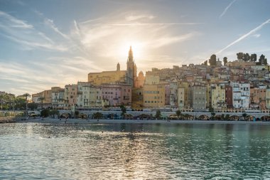 Basilique Saint-Michel Archange de Menton, Fransız Rivierası 'ndaki Menton tatil köyünde gün batımında, Fransa.
