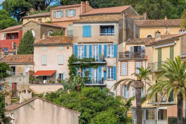 Fransız Rivierası 'ndaki Bormes-les-Mimosas köyü. Tarihi ortaçağ evleri Güney Fransa 'daki Akdeniz kıyısına bakan bir tepeye kurulmuştur..
