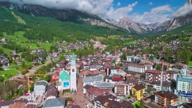 İtalya 'nın Cortina dAmpezzo kentinin erimene bakan manzarasında, Dolomites dağları, Veneto bölgesi, Belluno ilinin küçük bir kasabası olan Basilica dei Santi Filippo e Giacomo yer alıyor..