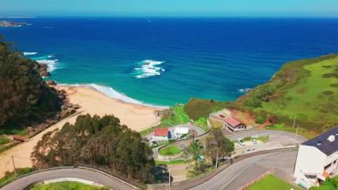 Gijon, Asturias yakınlarındaki inanılmaz Playa de La Nora plajı, kuzey İspanya. Asturias 'ın Cantabrian Denizi kıyısı boyunca turkuaz deniz suyuyla cennet gibi beyaz kumsal manzarası..
