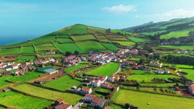 Portekiz, Azores 'teki Sao Miguel adasının güzel sahil manzarası Atlantik Okyanusu üzerindeki yeşil arazili manzaralı uçurumları gösteriyor..