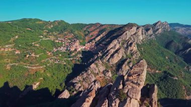 Potenza, Basilicata, İtalya 'daki Pietrapertosa köyünün hava manzarası, tarihi taş evleri ve dramatik kayalık manzarası olan Dolomiti Lucane dağlarının arasına kurulmuş pitoresk bir yerleşim yeri..