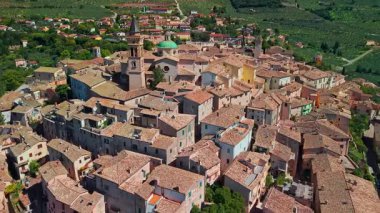 İtalya 'nın Umbria kentindeki Trevi kentinde bulunan ve tarihi taş mimarisi, teraslı manzara ve panoramik kırsal manzaralı ortaçağ dağ köyünün havadan görünüşü.