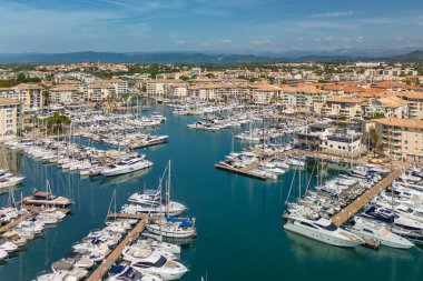 Fransa 'nın güneyindeki Fransız Riviera kıyısındaki Sainte-Maxime tatil köyünün hava manzarası. Cote dAzur 'un çarpıcı sahil şeridinin güzel manzarası. Lüks yelkenlileri olan güzel marina.