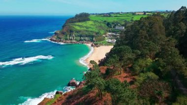 Gijon, Asturias yakınlarındaki inanılmaz Playa de La Nora plajı, kuzey İspanya. Asturias 'ın Cantabrian Denizi kıyısı boyunca turkuaz deniz suyuyla cennet gibi beyaz kumsal manzarası..