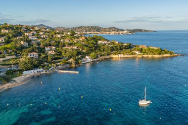 Fransız Rivierası 'nda denize özel erişimi olan lüks villanın havadan görünüşü. Güney Fransa 'da Cote dAzur boyunca pahalı gayrimenkuller.