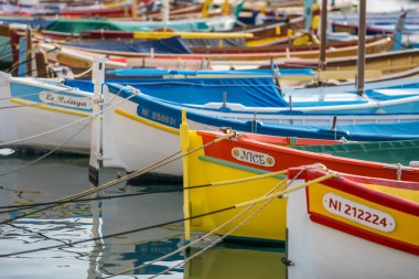 Nice, Fransa - 25 Eylül 2024: Port Lympia 'da renkli ahşap balıkçı tekneleri, Nice, Cote dAzur, Fransa. Nice 'de geleneksel balıkçılık sahnesi, Fransız Riviera' sında bir tatil köyü.