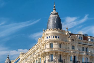 Cannes, Fransa - 21 Eylül 2024: Cannes, Cote dAzur, Fransa 'daki Kıtalararası Carlton Oteli. 1911 'de yapılmış lüks bir otel..