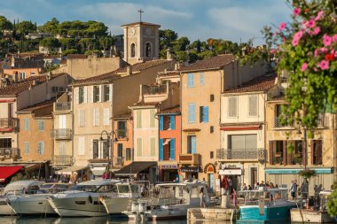 Fransa 'nın güneyindeki Fransız Rivierası' nda Cassis 'in hava görüntüsü. Sahnede uçuruma konmuş bir ortaçağ kalesi, kumlu bir plaj, turkuaz deniz suları ve kasabanın tarihi binaları yer alıyor.