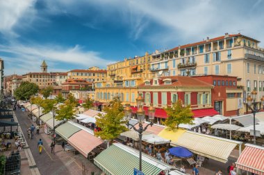 Nice, Fransa - 25 Eylül 2024: Eski güzel kasaba Cote dAzur 'da ünlü Cours Saleya pazarı. Meyveli, sebzeli ve çiçekli tezgahlar. Yavaş görüntüleme