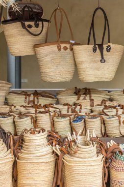 İspanya, Balearic Adaları, Mallorca 'da sepet ve el çantaları sergileyen sokak satıcıları, geleneksel el sanatları, yerel ticaret ve canlı Akdeniz sokak kültürü sergiliyor..