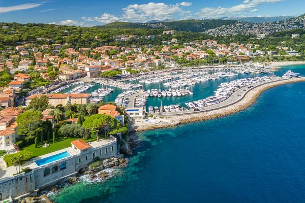 Akdeniz 'in Fransız Rivierası' ndaki Cap Ferrat Burnu 'ndaki Saint-Jean-Cap-Ferrat tatil köyünün hava manzarası. Saint Jean Cap Ferrat Limanı, Fransa. Cote dAzur 'da lüks seyahat varış yeri
