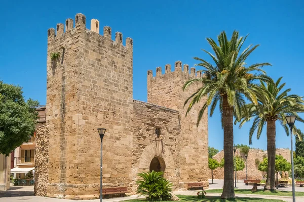 Porta del Moll tarihi kapısı Alcudia 'nın eski kenti Mallorca' nın taş duvarında, Balear Adaları, İspanya 'da, ortaçağ mimarisi, kültür mirası ve korunmuş kent tahkimatları sergilenmektedir..