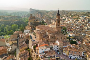 İspanya, La Rioja, Logrono yakınlarındaki Autol köyünün Picuezos Park 'taki eşsiz kaya oluşumlarıyla bilinen hava manzarası.