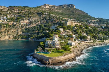 Nice ve Monako arasındaki Fransız Riviera kıyı şeridi havadan görünüyor. Lüks villalar yazın muhteşem Cote dAzur boyunca Akdeniz boyunca uzanır.