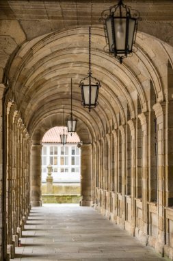 İspanya 'nın Santiago de Compostela kentindeki Pazo de Raxoi Sarayı' nın geleneksel taş atari salonu. Uzun taş kemerli koridorun mimari görüntüsü