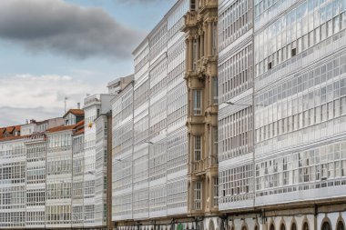 Bir Coruna, Galiçya, İspanya. Galerias olarak bilinen ünlü cam kaplı balkonlar, Cam Şehri 'ndeki liman binaları boyunca parıldayan beyaz bir cephe oluşturur..
