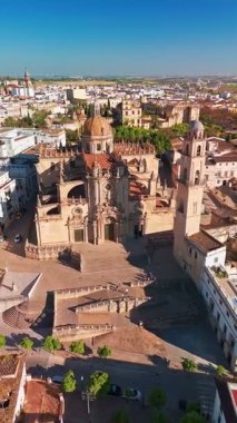 İspanya 'nın Endülüs kentindeki Jerez de la Frontera şehrinin hava manzarası. Jerez Katedrali ve tarihi Fas Alcazar de Jerez de la Frontera Andalucia 'da günbatımında