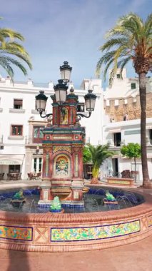 Vejer de la Frontera, İspanya - 17 Nisan 2024: İspanya 'nın Endülüs kentindeki Vejer de la Frontera meydanındaki Plaza de Espana meydanında güzel bir çeşme. Endülüs 'teki Pueblos Blancos veya beyaz kasabaları.