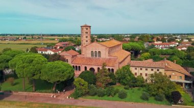 İtalya 'nın Ravenna kentindeki olağanüstü mozaikleri ve çan kulesiyle ünlü Bizans sanatının önemli bir anıtı olan Classe' deki Sant Apollinare Bazilikası 'nın hava manzarası..