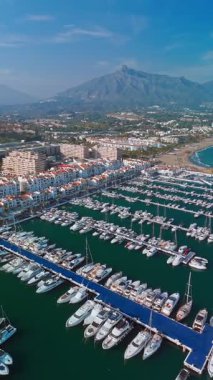 Lüks Marbella tatil köyü, Costa del Sol, Endülüs, İspanya. Popüler lüks ve seçkin Marbella bölgesi, Golden Mile plajı. Pahalı villaların ve otellerin en iyi manzarası