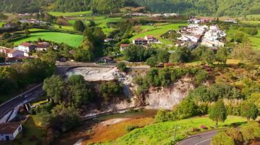 Caldeiras das Furnas, Azores, Sao Miguel Adası 'ndaki Vila das Furnas' ta bulunan jeotermal kaplıcalar ve fümerollerdir. Eşsiz bir jeolojik ve doğal manzaranın havadan görünüşü.