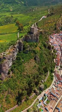 Zahara de la Sierra 'nın hava manzarası, Endülüs, İspanya. Endülüs bölgesinin ünlü pueblos blancos veya beyaz kasabalarından biri. Tepede ortaçağ kalesi olan tarihi bir köy.