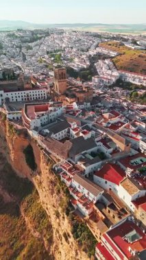 İspanya 'nın Endülüs şehrinde gün batımında Arcos de la Frontera' nın hava manzarası. Endülüs 'teki ünlü pueblos blancos ya da beyaz kasabalarından biri..
