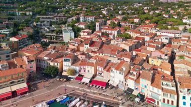 Fransa 'nın güneyindeki Fransız Rivierası' nda Cassis 'in hava görüntüsü. Bu tatil köyünün güzel marinası Cote dAzur 'un çarpıcı kıyı şeridi boyunca uzanır.