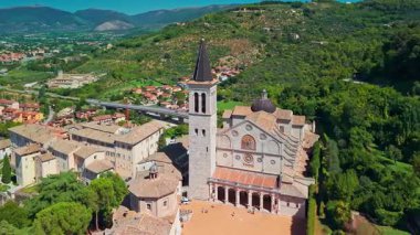 Ortaçağ şehri Spoleto, Umbria 'daki Duomo di Santa Maria Assunta' nın hava manzarası. Güneşli bir yaz günü Roma mimarisini ve manzaralı İtalyan manzarasını vurguluyor.