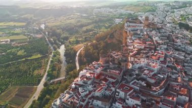 İspanya 'nın Endülüs şehrinde gün batımında Arcos de la Frontera' nın hava manzarası. Endülüs 'teki ünlü pueblos blancos ya da beyaz kasabalarından biri..