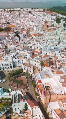 İspanya 'nın Endülüs kentindeki Vejer de la Frontera şehrinin hava manzarası. Endülüs 'teki Pueblos Blancos ya da beyaz kasabaları. Espana Meydanı