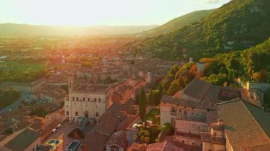 Gün batımında Gubbio, İtalya 'nın nefes kesici hava manzarası. Ortaçağ binaları, Duomo ve Umbria bölgesinde sıcak bir akşam gökyüzü altında parlayan Gotik mimarisi ile dar sokaklar sergileniyor..