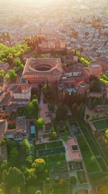 Granada, Endülüs, İspanya 'da günbatımında tarihi Alhambra sarayının hava manzarası. Bu güzel akşamda eski Arap kalesi Alhambra 'da. Granada şehir manzarasının hava aracı görüntüleri.
