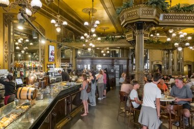 Pamplona, İspanya - 20 Ağustos 2024: Tarihi Iruna Kafe 'nin büyüleyici iç mekanı tarihi bir kafede klasik dekorlar, süslü sütunlar ve şık ışıklandırmalar barındırıyor.