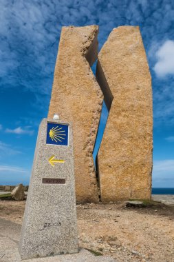 Santuario da Virxe da Barca, Muxia, İspanya yakınlarındaki kayalık sahil şeridinde bulunan Camino de Santiago hac güzergahının kilometre sıfırını simgeleyen ikonik taş kilometre taşı.